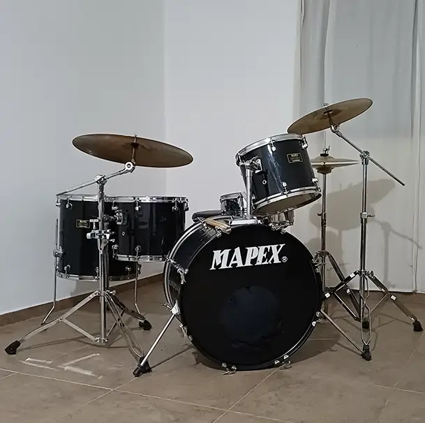 Foto de Fabri tocando la batería